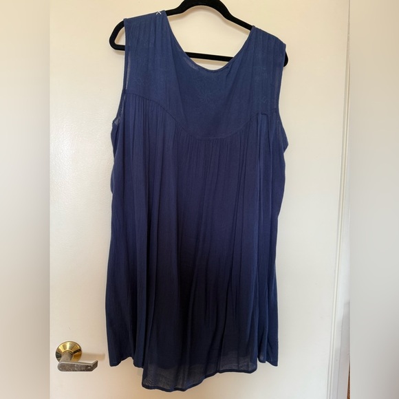 Chic Connection Sleeveless Navy Top with White Embroidery in Size 2X - Picture 4 of 7